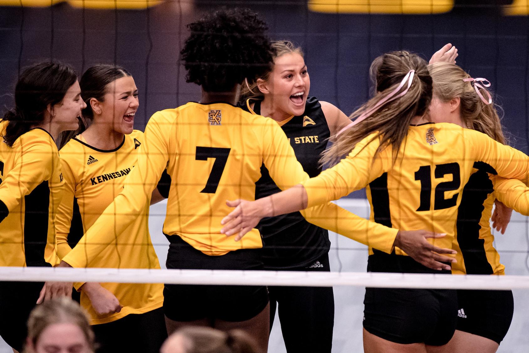 Owls huddle vs Bellarmine